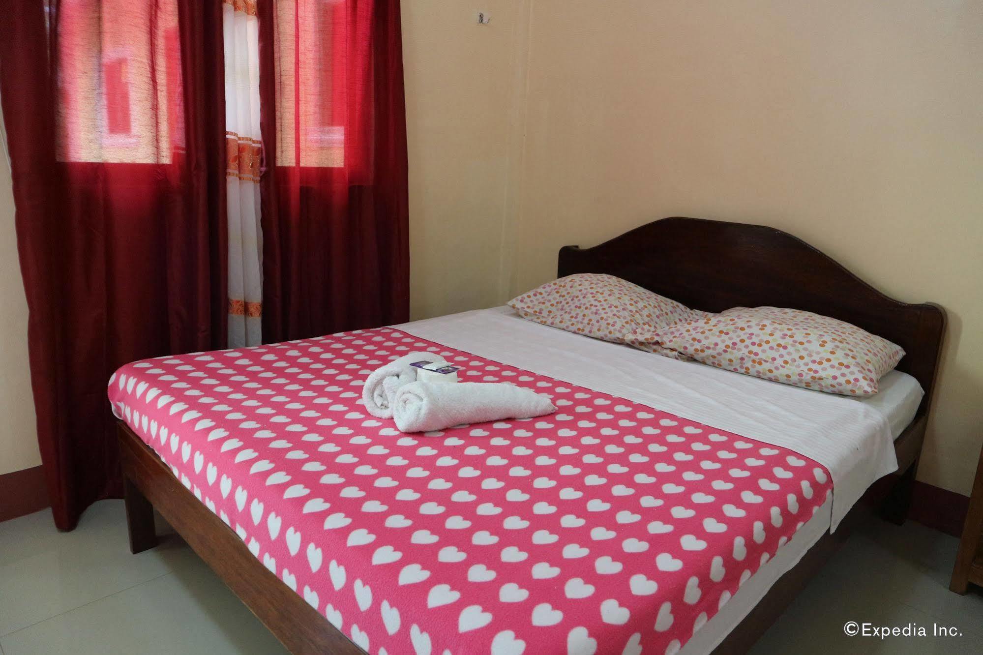 Tia Mers Guest House Puerto Princesa Bagian luar foto